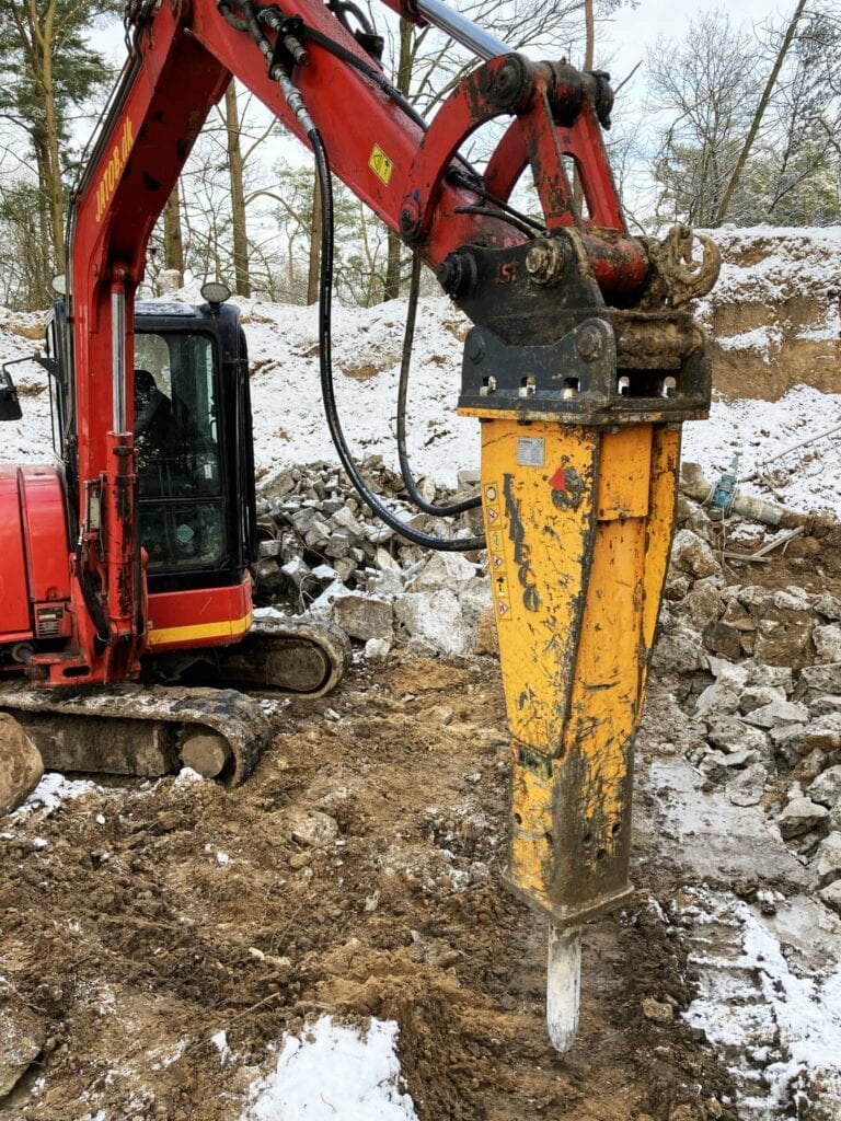 Nedbrydning med Indeco hydraulikhammer HP 400